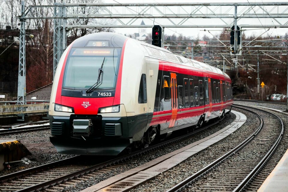 Det er stans i togtrafikken på Skøyen stasjon i Oslo etter at en kjøreledning ble revet av. Oslo 20180409.
Jernbanedirektoratet sender nå et forslag ut på høring hvor de går inn for å utsette intercity-utbyggingen til flere sentrale byer på Østlandet med flere år. Tog til Lillehammer på Skøyen stasjon.
Foto: Lise Åserud / NTB scanpix