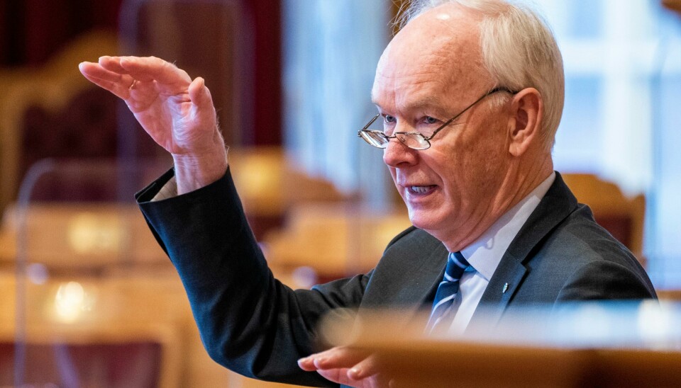 Per Olaf Lundteigen (Sp). Per Olaf Lundteigen (Sp) mener at Stortinget har foretatt et ulovlig vedtak om trygd. Ordlyden sier at mottakere av sykepenger må oppholde seg i Norge, noe som Efta nylig vedtok var ulovlig etter EØS-reglene og en tolkning som førte til Nav-skandalen. Foto: Terje Pedersen / NTB