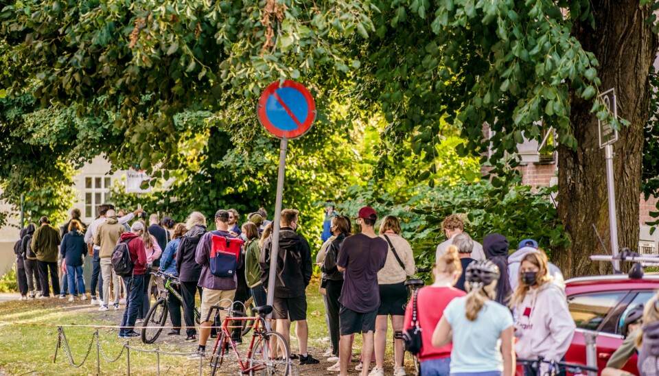 Folk sto i kø ved Adamstuen teststasjon i Oslo nylig. Folk står i kø for å teste seg på Adamstuen teststasjon i Oslo onsdag. Det siste døgnet er det registrert 1.415 koronasmittede i Norge, som er ny rekord med god margin. Foto: Stian Lysberg Solum / NTB