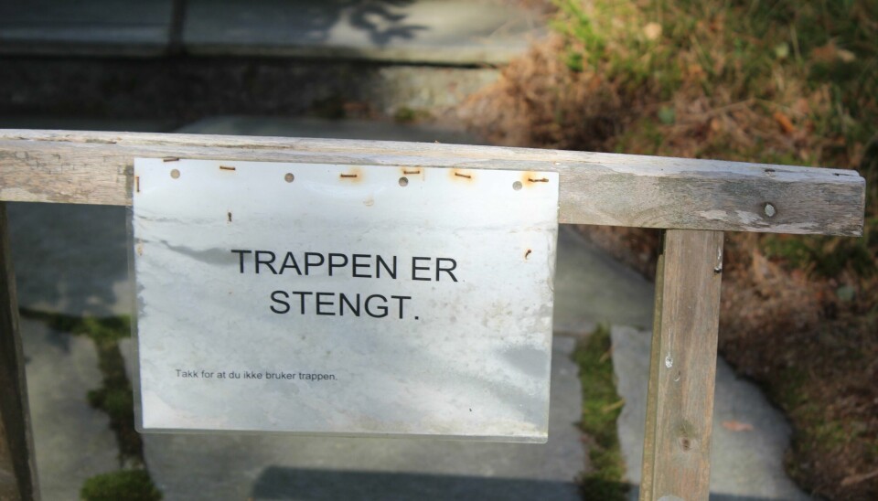 «Hvor lenge skal trappen ved Leie gravlund være stengt for deltakere ved avskjedsstunder?» spør Odd Løkkevik. «Hvor lenge skal trappen ved Leie gravlund være stengt for deltakere ved avskjedsstunder?» spør Odd Løkkevik.