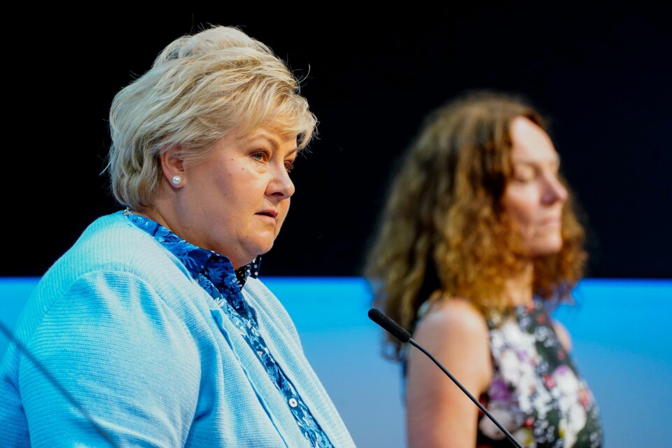 Statsminister Erna Solberg og Camilla Stoltenberg under en pressekonferanse om koronasituasjonen. Statsminister Erna Solberg (H) ber kommuner med høyt smittetrykk innføre gult smittevernnivå i skolene. Foto: Terje Pedersen / NTB