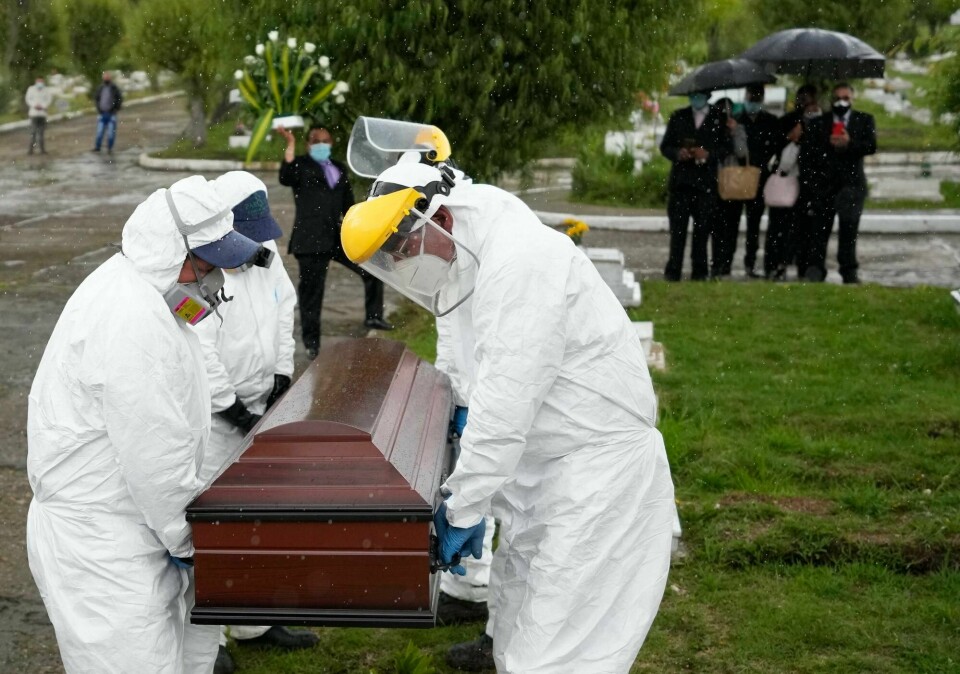 En variant av koronaviruset som først ble oppdaget i Colombia er satt opp på WHOs liste over varianter av interesse. Her fra en begravelse av en person som døde av covid-19 i Colombia i juni. En variant av koronaviruset som først ble oppdaget i Colombia er satt opp på WHOs liste over varianter av interesse. Her fra en begravelse av en person som døde av covid-19 i Colombia i juni.