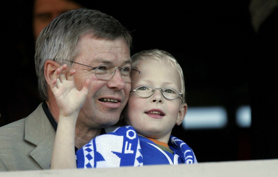 Tidligere statsminister Kjell Magne Bondevik sammen med barnebarnet Simen Bondevik under fotballkamp i 2005.