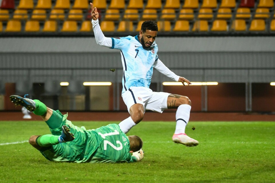 Joshua King skal skyve ballen i mål, men demper den i stedet for keeper. Joshua King skal skyve ballen i mål, men demper den i stedet for keeper.