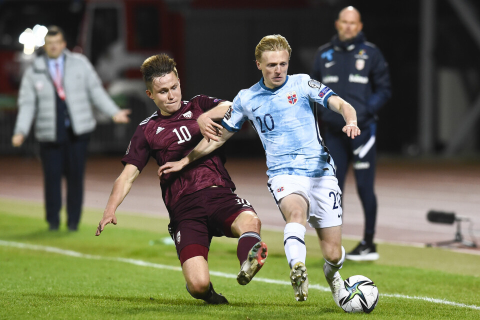 Latvias Janis Ikaunieks i duell med Mats Møller Dæhli på Daugava Stadium i Riga. Latvias Janis Ikaunieks i duell med Mats Møller Dæhli på Daugava Stadium i Riga.