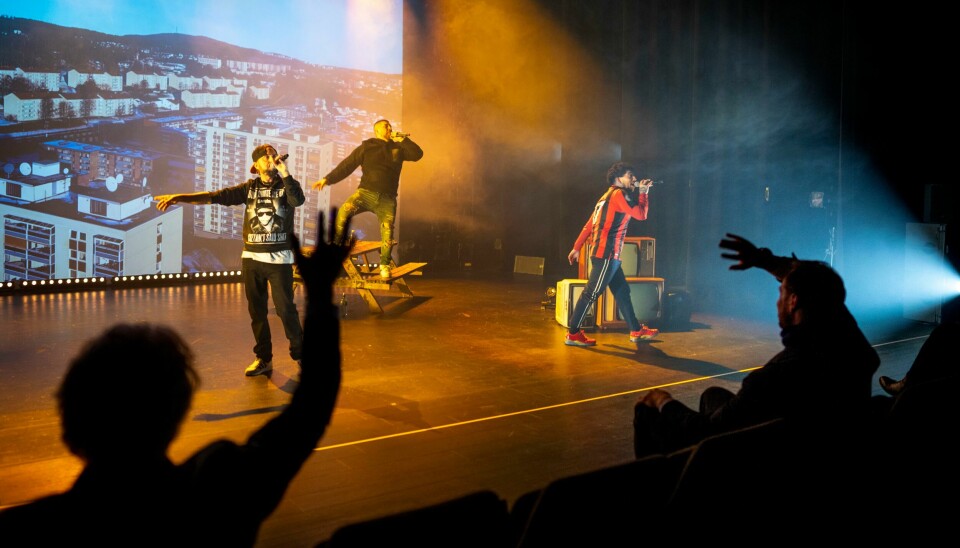 Raperne Don Martin, Fela og Castro klarte med forestillingen «Blokk til blokk» å dra nye publikummere til teatret, mange for første gang. Det heier kulturminister Abid Raja (V) på. Raperne Don Martin, Fela og Castro klarte med forestillingen «Blokk til blokk» å dra nye publikummere til teatret, mange for første gang. Det heier kulturminister Abid Raja (V) på.