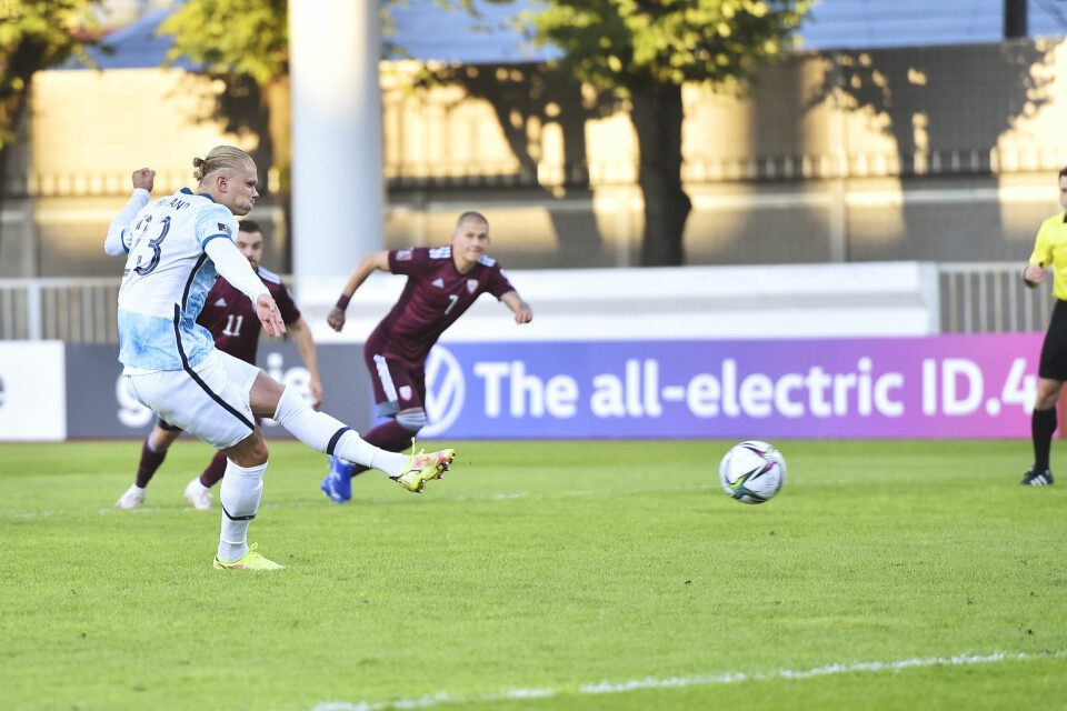 Erling Braut Haaland sender Norge i leselsen på straffespark på Daugava Stadium i Riga. Erling Braut Haaland måtte vente to og et halvt minutt på VAR-sjekk før han kunne skyte straffe mot Latvia. Så scoret han sitt niende landslagsmål. Foto: Fredrik Varfjell / NTB