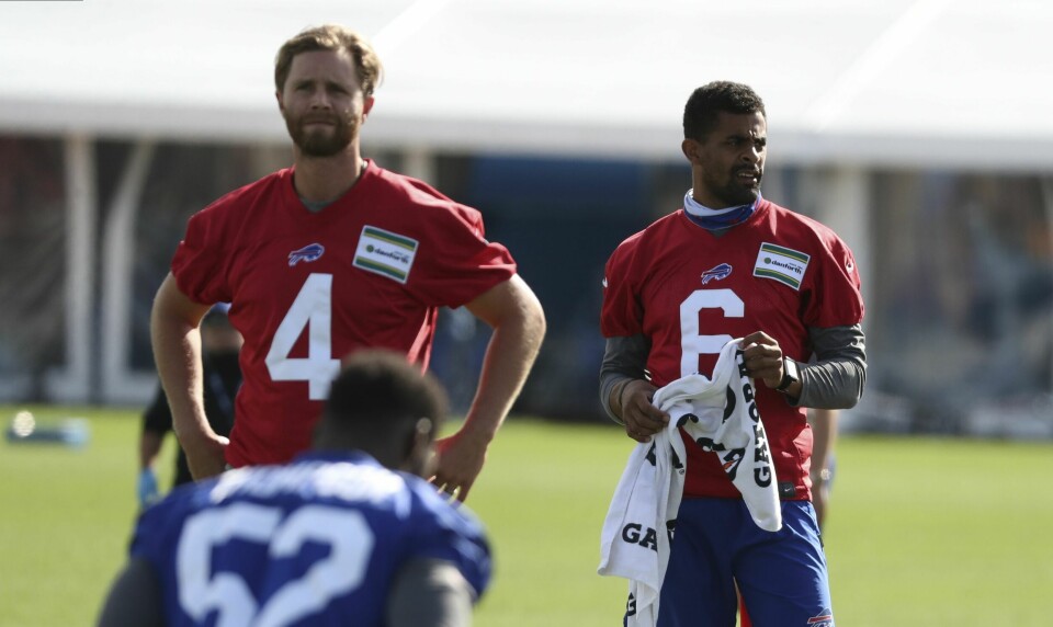 Kåre Vedvik er ferdig i Jacksonville Jaguars. Foto: James P. McCoy/Buffalo News visa AP, Pool / NTB Kåre Vedvik (t.h.)har funnet seg en ny klubb. Foto: James P. McCoy / Buffalo News via AP / Pool / NTB