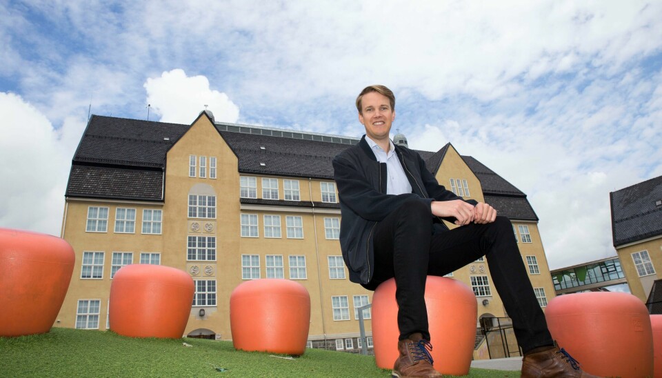 Torstein Tvedt Solberg her avbildet ved sin barneskole, Nylund, er tydelig på at Ap nå er klare for en ny kurs i skolen. Torstein Tvedt Solberg slet på barneskoene sine på Nylund skole, og vender gjerne tilbake til åstedet.