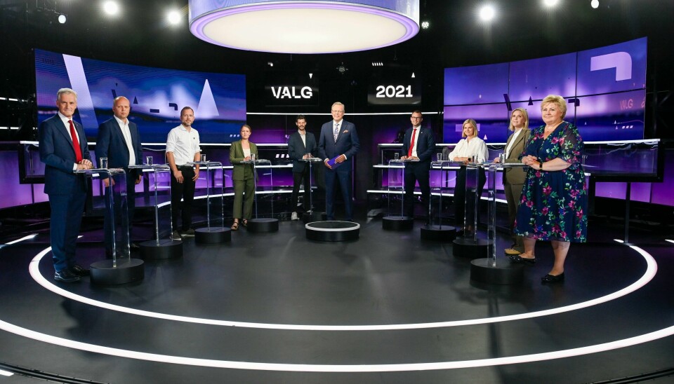 Debattleder Arill Riise flankert av f.v. Arbeiderpartiets partileder Jonas Gahr Støre, Senterpartiets partileder Trygve Slagsvold Vedum, Sosialistisk Venstrepartis partileder Audun Lysbakken, Miljøpartiet De Grønnes partileder Une Aina Bastholm, Rødts partileder Bjørnar Moxnes, Kristelig Folkepartis partileder Kjell Ingolf Ropstad, Venstres partileder Guri Melby, Fremskrittspartiets partileder Sylvi Listhaug og Høyres partileder Erna Solberg før partilederdebatten på TV2. Partilederne i SV, Rødt, MDG, Høyre, Venstre, KrF, Senterpartiet og Arbeiderpartiet under debatten i Bergen tirsdag kveld. Foto: Marit Hommedal / NTB