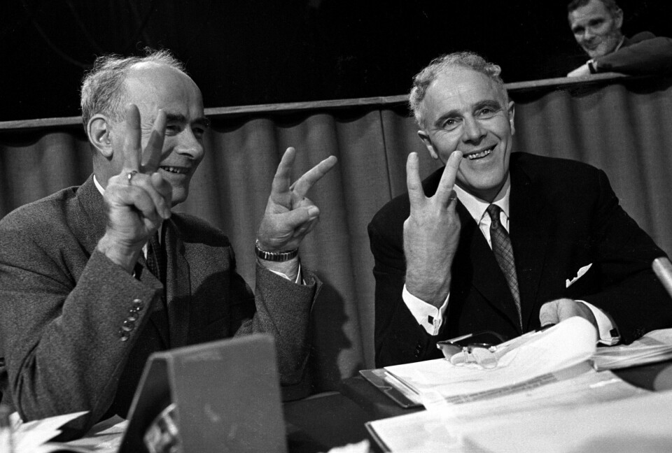 Stortingsvalget 1969. Arbeiderpartiets formann Trygve Bratteli sammen med statsminister Per Borten. .