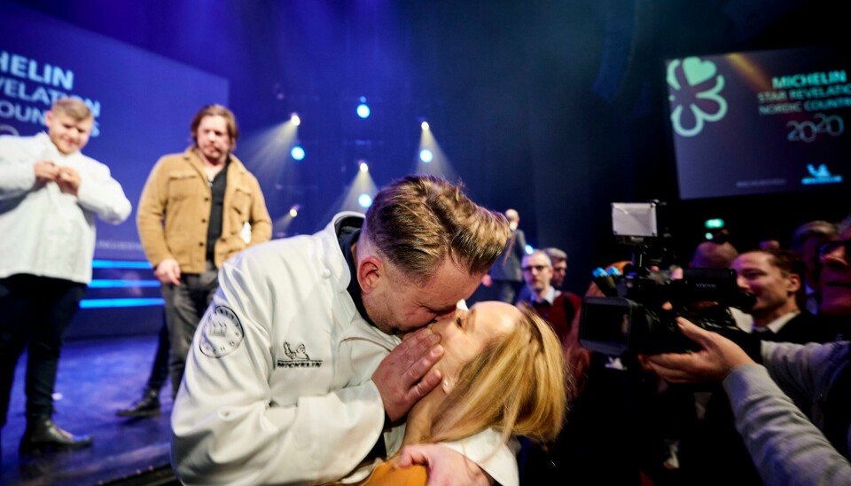 Svein Erik Renaa og hans restaurant Re-Naa fikk to stjerner i Michelin-guiden i 2020. Her kysser han kone og kollega Torill Renaa. Svein Erik Renaa kysset kona og kollega Torill Renaa da hans restaurant Re-Naa i Stavanger fikk to stjerner i Michelin-guiden i februar i fjor like før koronapandemien slo inn. Årets utdeling av Michelin-guidens gjeve stjerner for de nordiske landene skjer i Stavanger i september. Arkivfoto: Ole Martin Wold / NTB