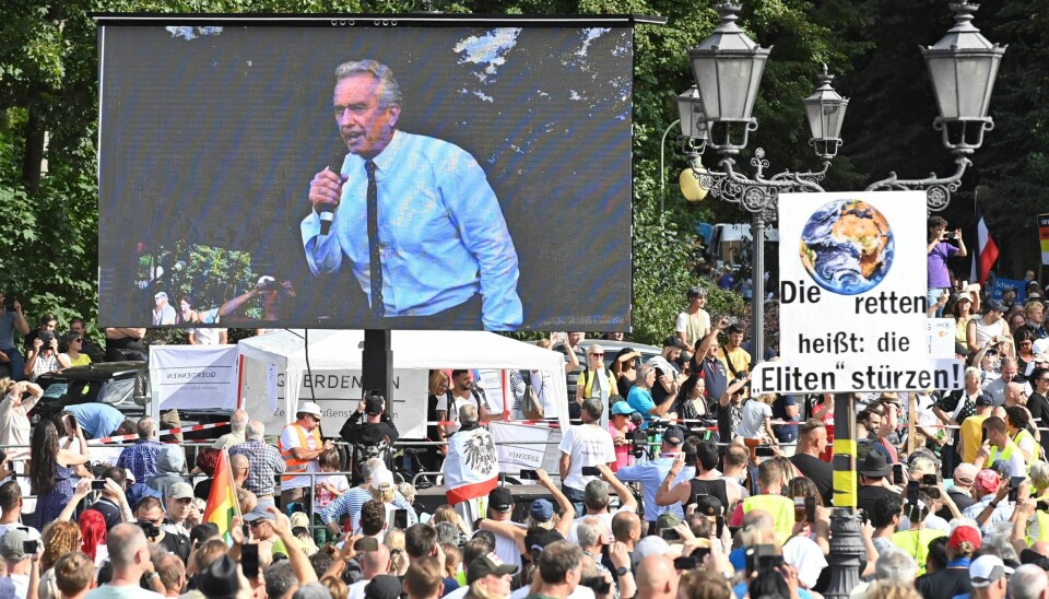 Robert F. Kennedy jr. på storskjerm under en antivaksinedemonstrasjon i Berlin i fjor sommer. Robert F. Kennedy jr.