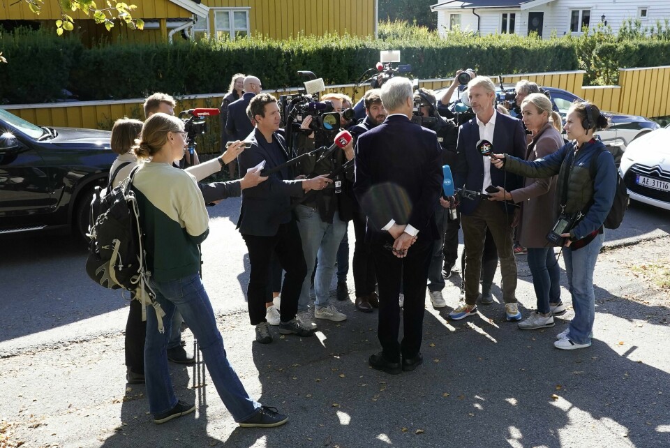 Ap-leder Jonas Gahr Støre, med ryggen til, omgitt av pressefolk utenfor sin bolig. Ap-leder Jonas Gahr Støre, med ryggen til, omgitt av pressefolk utenfor sin bolig. Foto: Terje Bendiksby / NTB