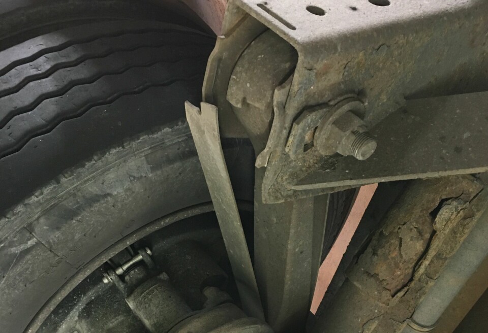 Bildet viser at et såkalt draband på en av hengerens aksler er røket tvert av. Dermed henger ikke akselen lenge fast i ramma. Bildet viser at et såkalt draband på en av hengerens aksler er røket tvert av. Dermed henger ikke akselen lenge fast i ramma.