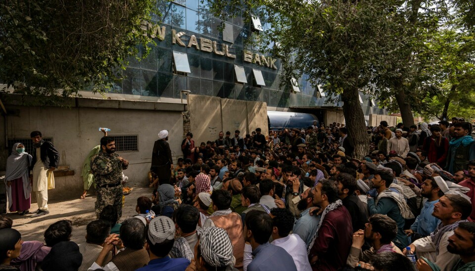 Afghanere venter utenfor en bank i Kabul for å få ta ut penger søndag 12. september. Afghanere venter utenfor en bank i Kabul for å få ta ut penger søndag 12. september.