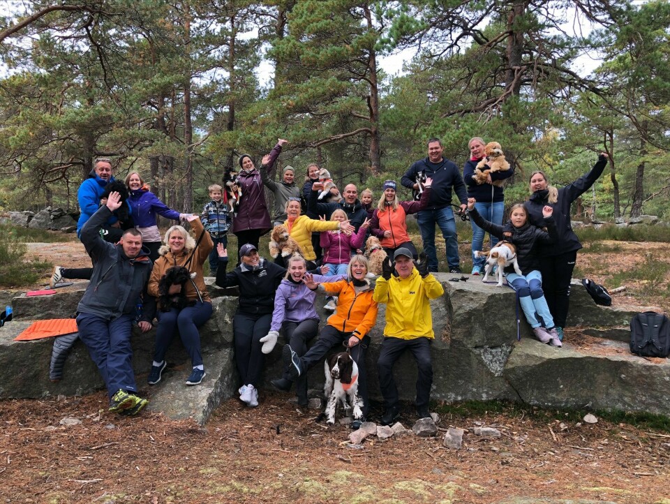 – Det er aldri feil å be om hjelp. Man er ikke en dårlig hundeeier selv om man ikke får til alt med en gang, sier instruktør Gro Heidi Hassing. Her er deltakerne på et av valpekursene på tur i skogen. – Det er aldri feil å be om hjelp. Man er ikke en dårlig hundeeier selv om man ikke får til alt med en gang, sier instruktør Gro Heidi Hassing. Her er deltakerne på et av valpekursene på tur i skogen.