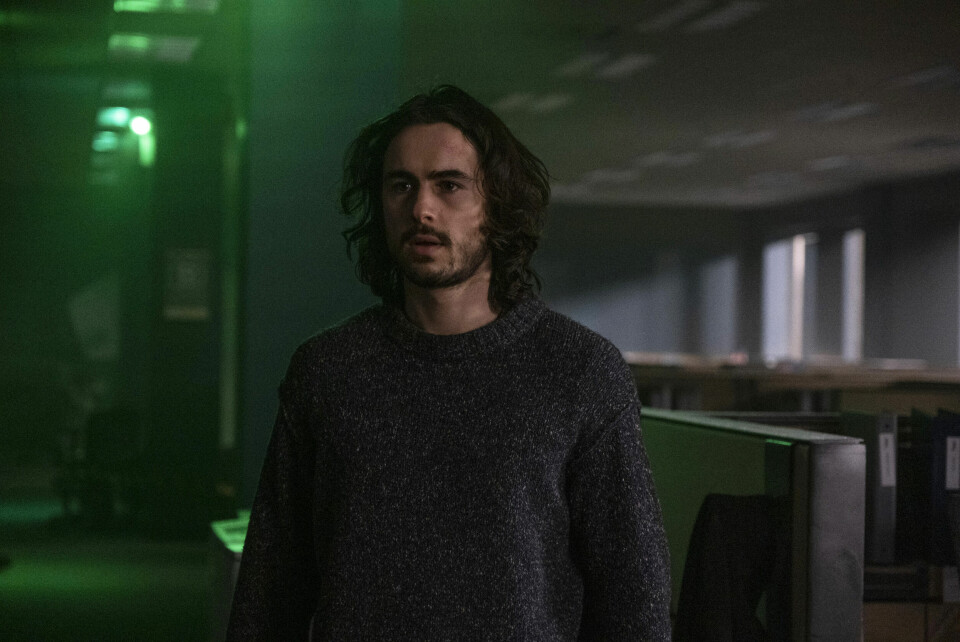 Yorick (Ben Schnetzer) er den eneste mann med y-kromosom igjen på jorda. Yorick (Ben Schnetzer) er den eneste mann med y-kromosom igjen på jorda.