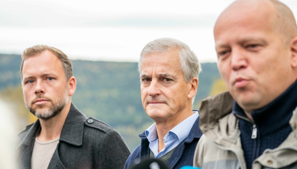 Torsdag samlet Jonas Gahr Støre (Ap), Audun Lysbakken (SV) og Trygve Slagsvold Vedum (Sp) seg på Hurdalsjøen Hotell for å sondere mulighetene for en flertallsregjering. Sonderingene fortsetter etter planen fredag. SV-leder Audun Lysbakken, Ap-leder Jonas Gahr Støre og Sp-leder Trygve Slagsvold Vedum møtte pressen før de forskanset seg i kjelleren på Hurdalsjøen Hotell torsdag. Foto: Torstein Bøe / NTB