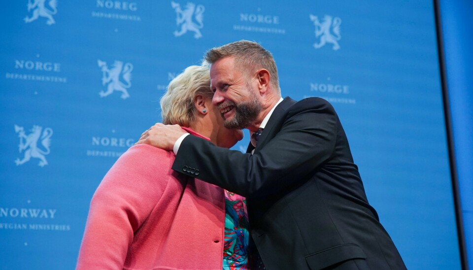 Statsminister Erna Solberg og helseminister Bent Høie gir hverandre en klem under pressekonferanse om koronasituasjonen.