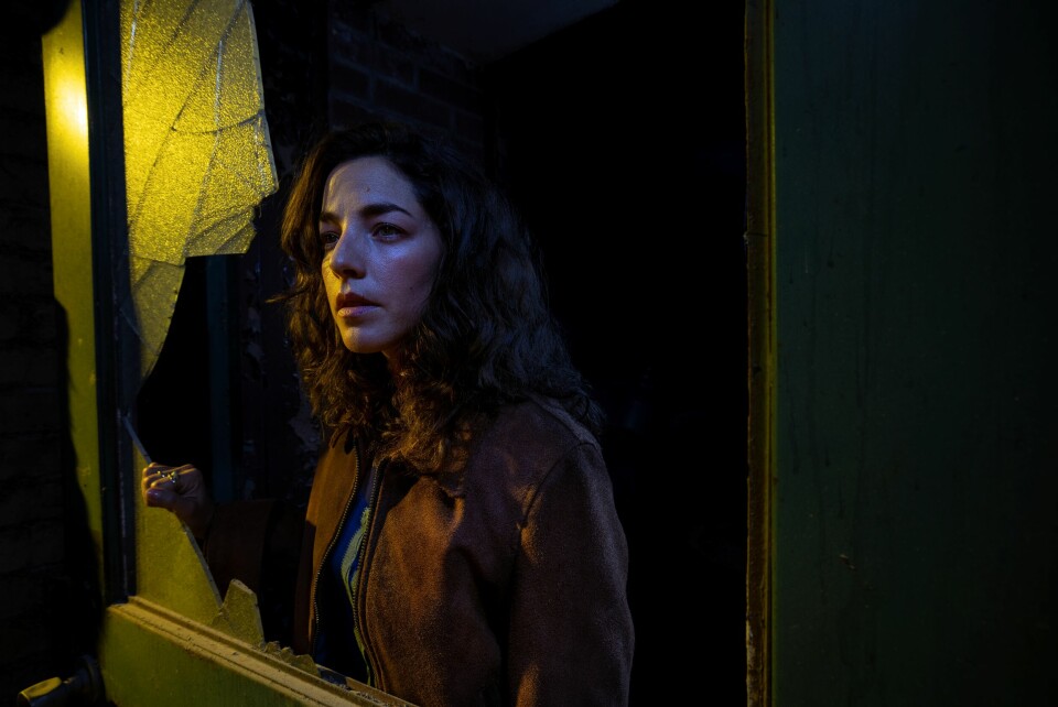 Yoricks søster Hero (Olivia Thirkby) prøver å overleve i det nye, lovløse samfunnet som oppstår etter manne-apokalypsen. Yoricks søster Hero (Olivia Thirkby) prøver å overleve i det nye, lovløse samfunnet som oppstår etter manne-apokalypsen.