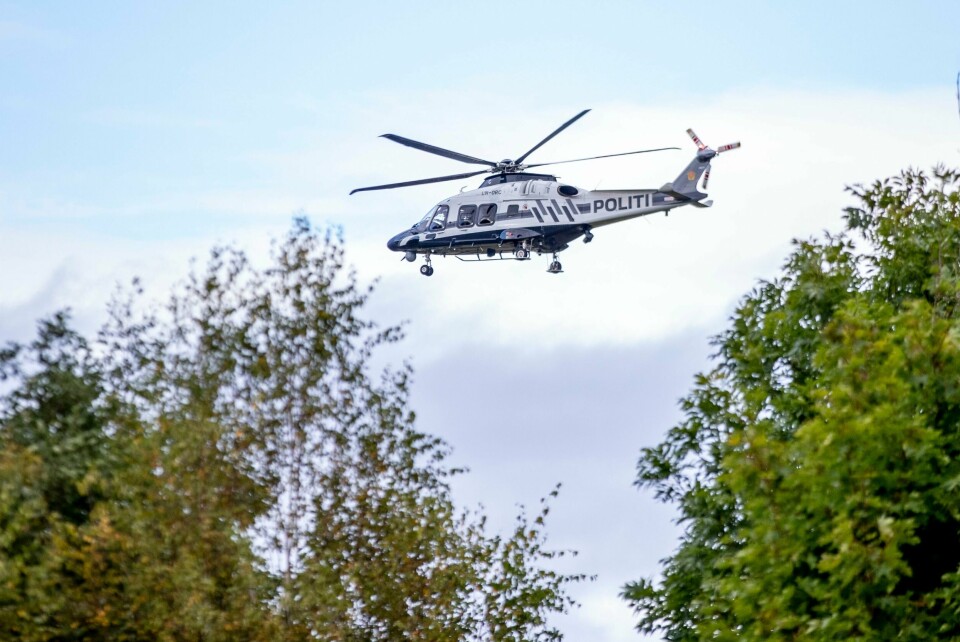 En person døde etter knivstikking i Asker tidlig fredag ettermiddag. Siktede ble først pågrepet lørdag. Politiet har lett etter gjerningsmannen med store styrker, her med et politihelikopter i Asker fredag. Foto: Javad Parsa / NTB