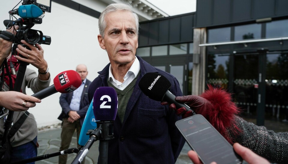Jonas Gahr Støre (Ap) møter media under sonderinger mellom SV, Ap og Sp om mulig regjeringssamarbeid på Hurdalsjøen hotell onsdag. – Vi har ikke diskutert noen form for avtale, fordi fram til for noen timer siden var målet vårt å havne i regjering, sa Jonas Gahr Støre (Ap) da han møtte mediene under sonderinger mellom SV, Ap og Sp om mulig regjeringssamarbeid på Hurdalsjøen hotell onsdag.Foto: Terje Pedersen / NTB
