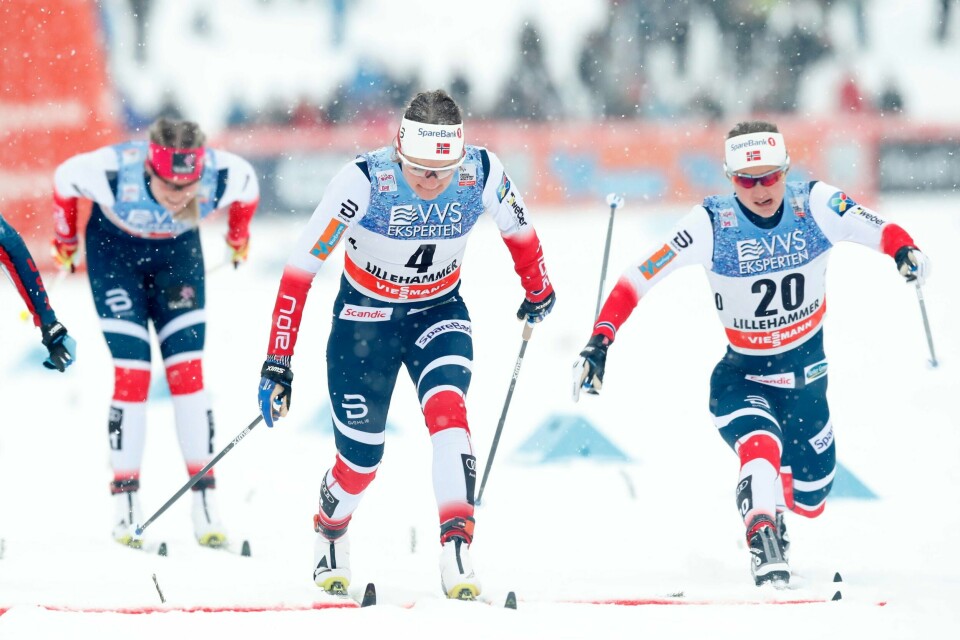 Maiken Caspersen Falla passerer målstreken med USAs Jessica Diggins (til venstre) og Ingvild Flugstad Østberg på Lillehammer lørdag.