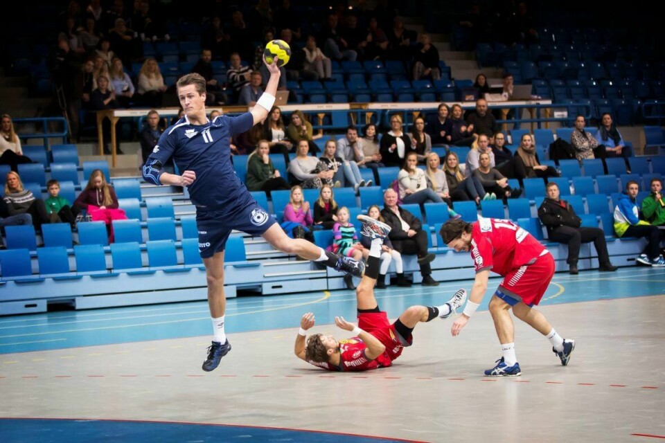 Edwin Fjeldtvedt melder overgang til Sandnes, og skal hjelpe de lyseblås unge høyrekant Morten Linder med å bli en bedre håndballspiller og hjelpe laget med sin rutine og erfaring. Foto: Frode Olsen