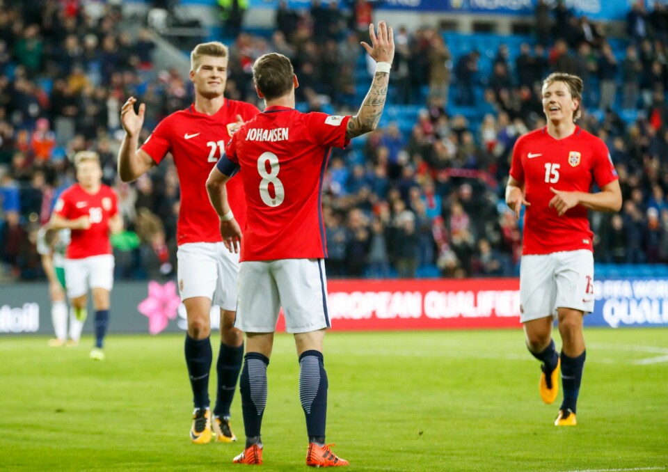 Stefan Johansen tar i mot hyllesten fra Alexander Sørloth t.v og Sander Berge etter Norges scoring på Ullevaal Stefan Johansen tar i mot hyllesten fra Alexander Sørloth t.v og Sander Berge etter Norges scoring på Ullevaal