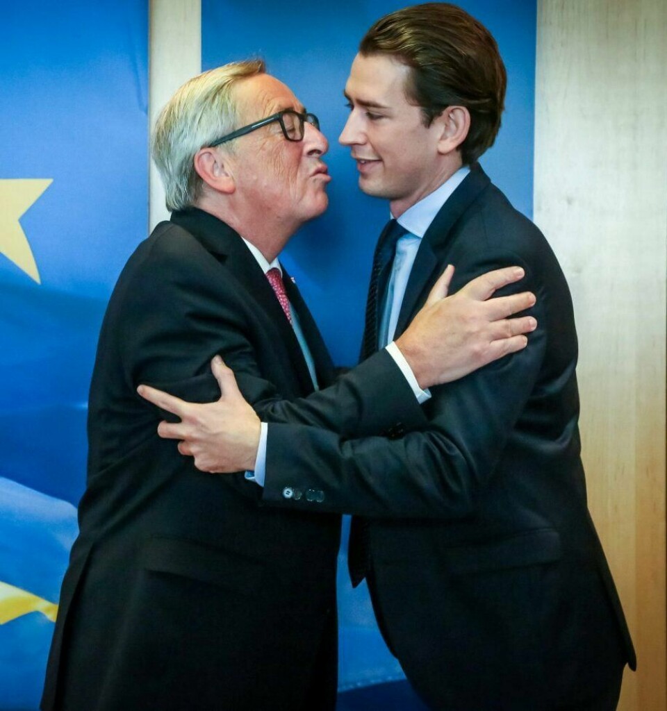 FØR OG NÅ: De konservative i Østerrike slipper ytre høyre inn i varmen for andre gang. I 2017 hilser EUs Jean-Claude Juncker slik på Østerrikes nye kansler Sebastian Kurz (31), som tar høyrepopulistene inn i regjering. FOTO: AURORE BELOT/NTB SCANPIX