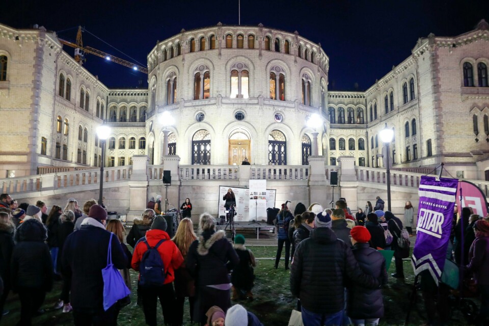 Noen hundre folk hadde møtt opp for å demonstrere utenfor Stortinget i kveld.