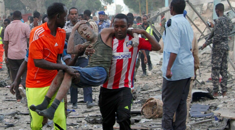 En mann bæres etter at han ble skadet under lørdagens selvmordsangrep i den somaliske hovedstaden Mogadishu, nær hotellet Naso Hablod Two Hotel i Hamarweyne-distriktet. Angrepet skjedde to uker et av de største terrorangrepene mot sivile i Somalia.