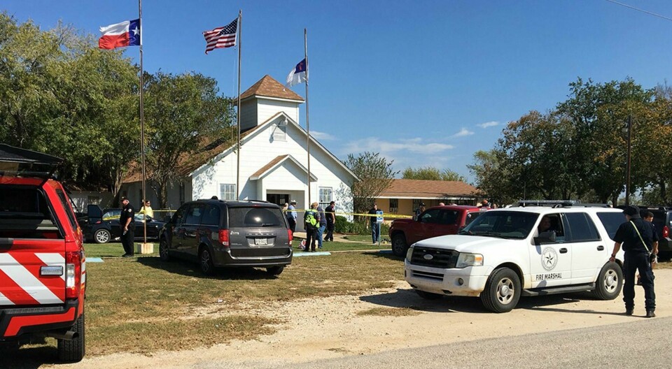 Redningsmannskaper utenfor baptistkirken i Sutherland Springs, Texas. Redningsmannskaper utenfor baptistkirken i Sutherland Springs, Texas.