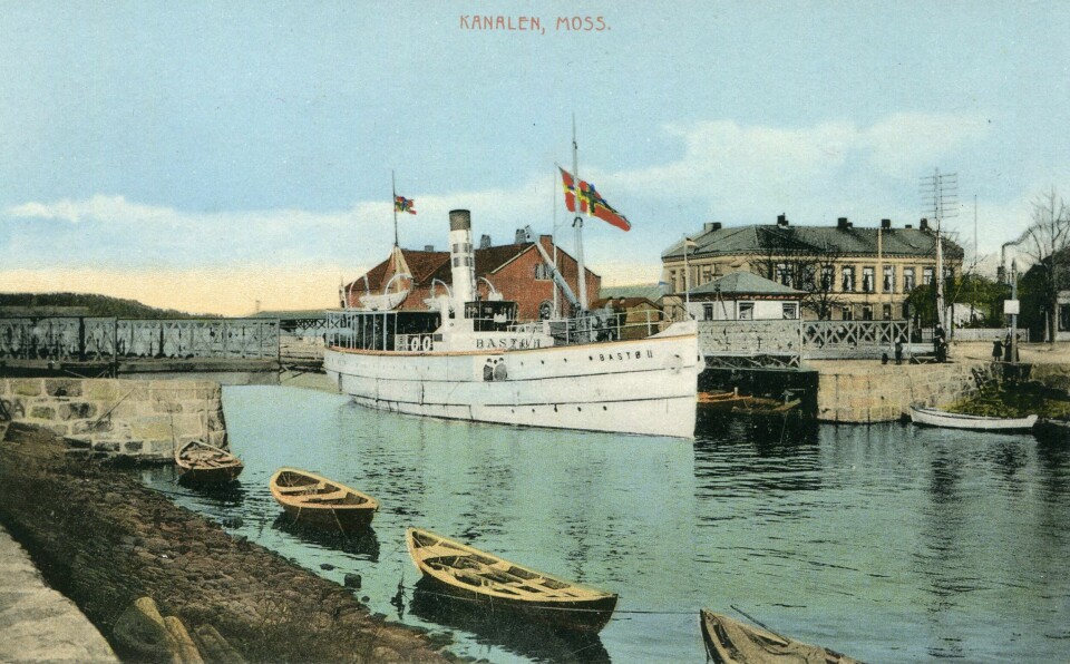 På begynnelsen av 1900-tallet fraktet Bastøferjene kun passasjerer, og la til kai rett ved kanalbrua i Moss. FOTO: UTLÅNT AV lokalhistoriker KJELL HENRIKSEN