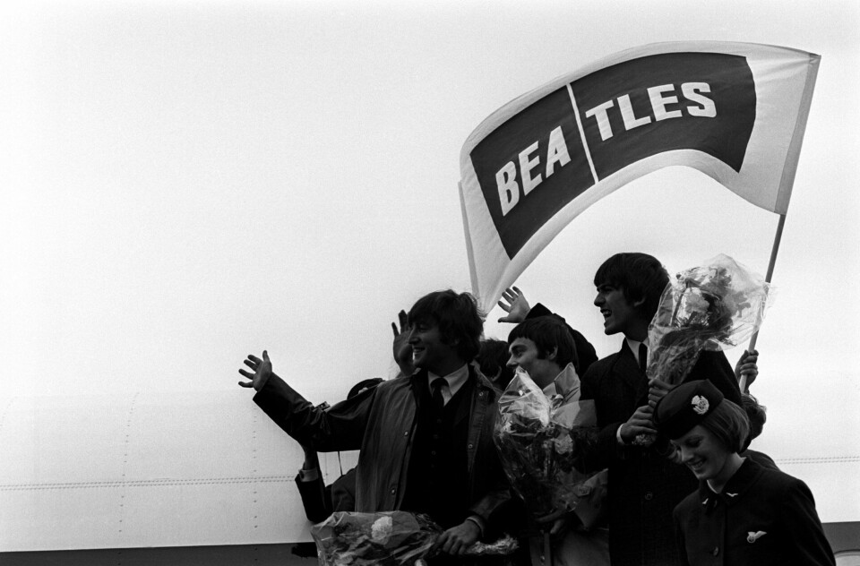 Jimmy Nicol, en Beatle i 13 dager, her halvt skjult bak en blomsterbukett, da Beatles kom til Kastrup i 1964. På nyåret kommer Lars Saabye Christensen med diktbok om Beatles-vikaren. Jimmy Nicol, en Beatle i 13 dager, her halvt skjult bak en blomsterbukett, da Beatles kom til Kastrup i 1964. På nyåret kommer Lars Saabye Christensen med diktbok om Beatles-vikaren.