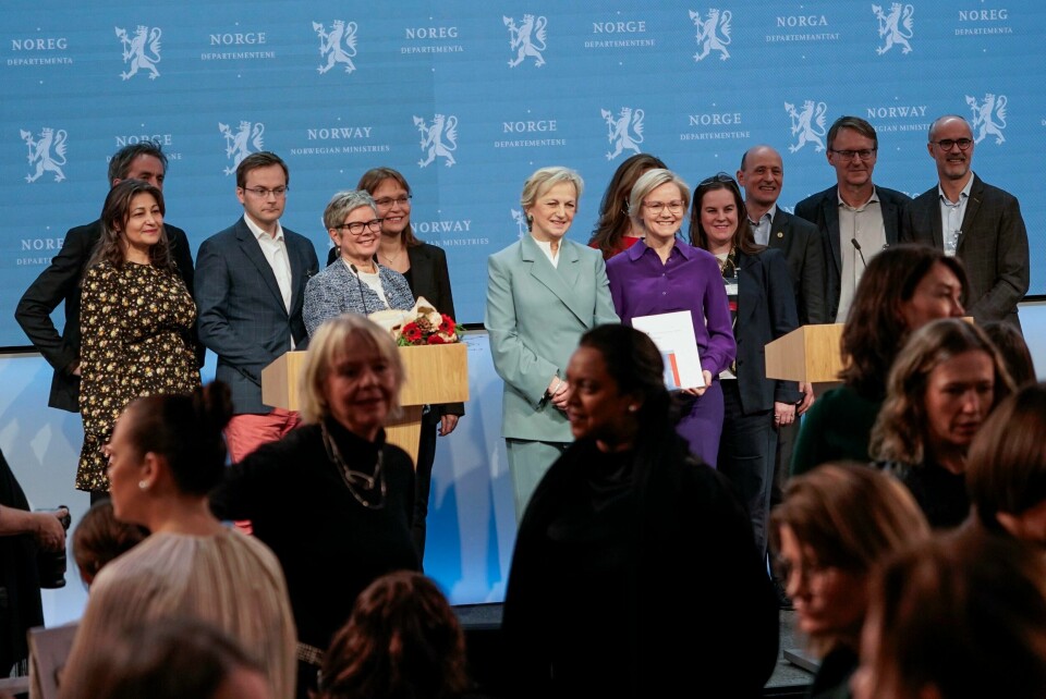 Helse- og omsorgsminister Ingvild Kjerkol (Ap) mottar abortutvalgets rapport. Utvalget har hatt i oppgave å se på abortloven, oppfølgingen av kvinner som tar abort og vurdere alternativ til abortnemndene. Utvalget er ledet av Kari Sønderland. .