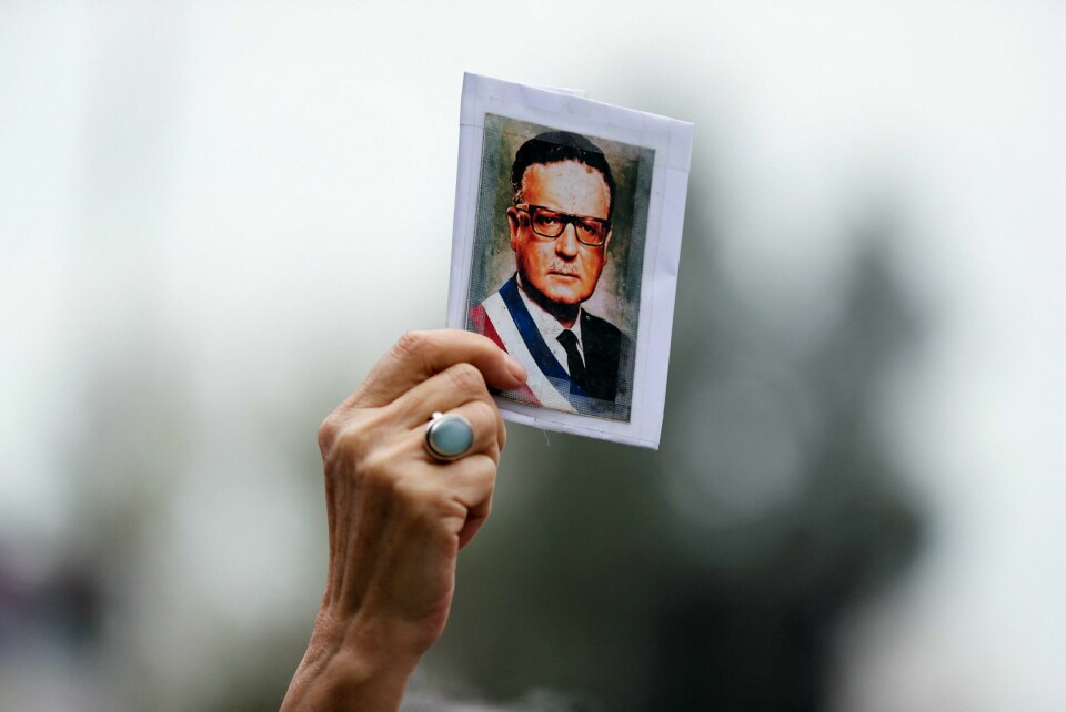En kvinne holder bildet av Chiles avdøde president Salvador Allende når landet nå markerer at det er 50 år siden kuppet. .
