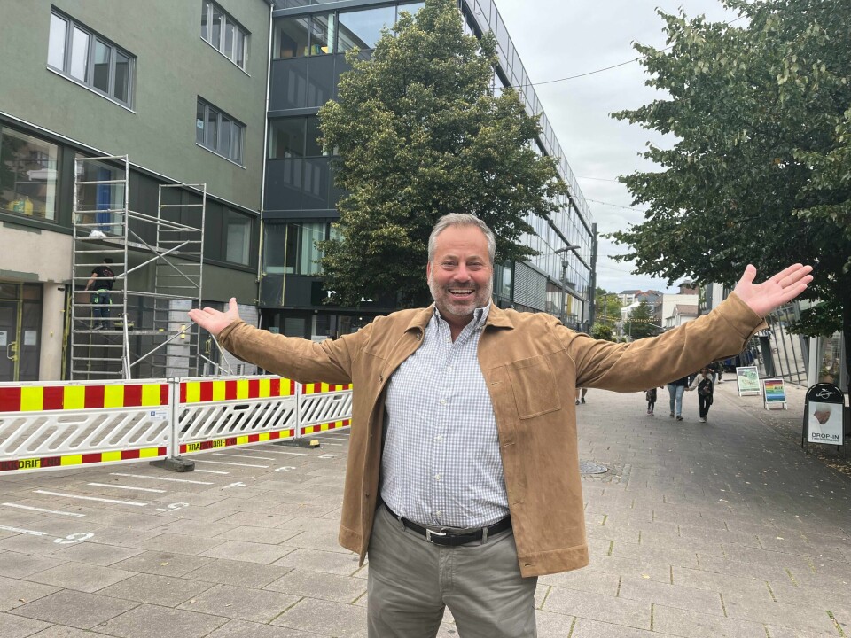 Utenfor bygget der gamle Papillon lå, håper Arve Juritzen at de kan reise en statue av foregangsmannen Henki Hauge Karlsen. Utenfor bygget der gamle Papillon lå, midt i gågata, håper Arve Juritzen at de kan reise en statue av foregangsmannen Henki Hauge Karlsen.