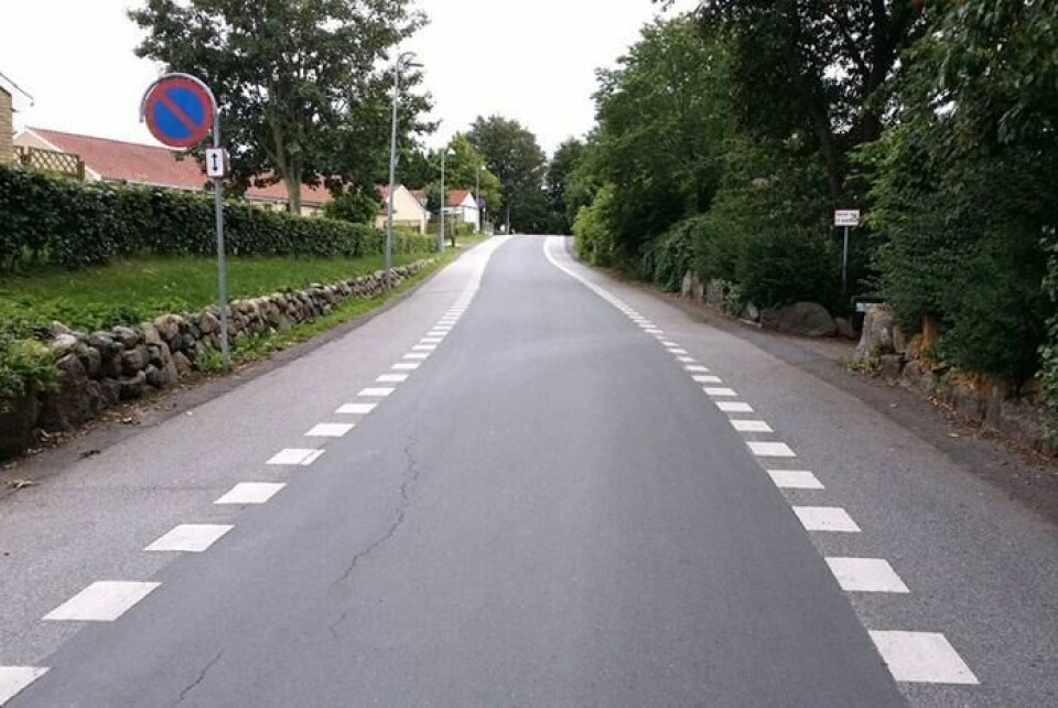 2 minus 1-vei på Bygaden i Jyllinge, Roskilde Kommune i Danmark. Hva er 2 minus 1-vei?2 minus 1 er en løsning for deling av veibanen som er mye brukt i Danmark. Ute på bygdene der det er lite trafikk, kombinere og gang- og sykkelvei. Det gjøres ved at veien har ett felt i midten til bil, og et felt på hver veiskulder til myke trafikanter. 2 minus 1-vei på Bygaden i Jyllinge, Roskilde Kommune i Danmark. Hva er 2 minus 1-vei?2 minus 1 er en løsning for deling av veibanen som er mye brukt i Danmark. Ute på bygdene der det er lite trafikk, kombinere og gang- og sykkelvei. Det gjøres ved at veien har ett felt i midten til bil, og et felt på hver veiskulder til myke trafikanter.