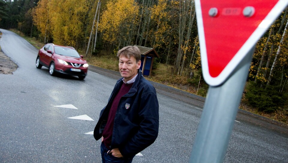 Olav Ingebjørn Moe i Østfold Fylkeskommune ønsker nytt veikonsept i Fredrikstad. Her ved veien mot Torsnes.