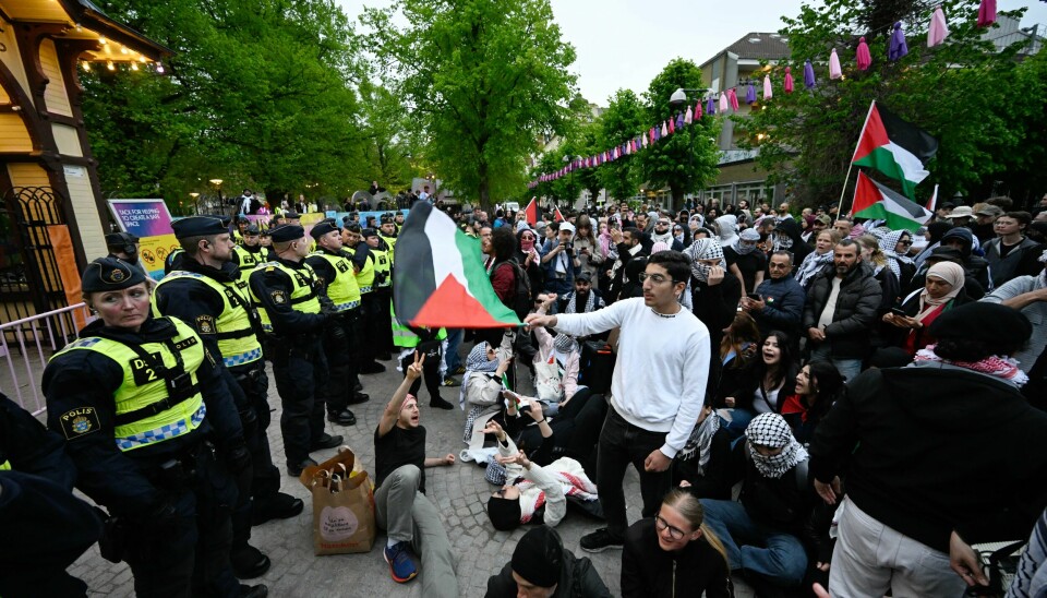 Propalestinske demonstranter utenfor Eurovision Village i Malmö protesterer mot Israels deltakelse i Eurovision Song Contest (ESC). Her fra demonstrasjonene i forbindelse med den andre delfinalen. Palestina-demonstranter forsøker å ta seg inn i Eurovision Village, ifølge Aftonbladets reporter på stedet. Foto: Johan Nilsson / TT / AP / NTB