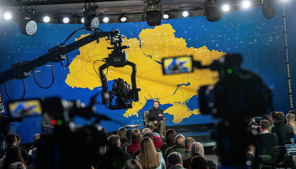Ukrainas president Volodymyr Zelenskyj snakker under en pressekonferanse i Kyiv 19. desember. EU er langt på vei med sin plan for å gi landet budsjettstøtte, skriver Financial Times. Ukrainas president Volodymyr Zelenskyj snakker under en pressekonferanse i Kyiv 19. desember. EU er langt på vei med sin plan for å gi landet budsjettstøtte, skriver Financial Times. Foto: Evgeniy Maloletka / AP / NTB