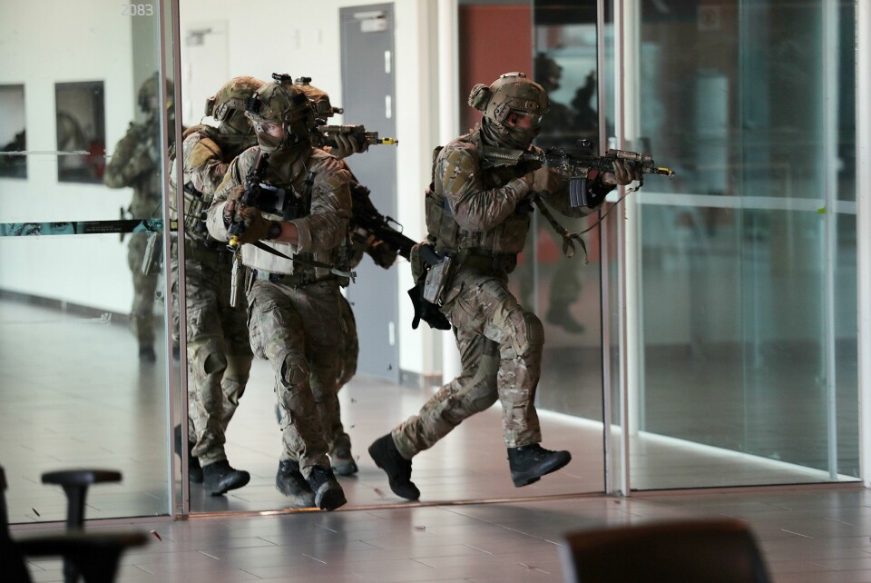 Slik så det ut da norske spesialstyrker trente i terminalbygget. Nå skal nødetatene i aksjon. Foto: Torbjørn Kjosvold / Forsvaret Forsvarets spesialkommando (FSK) under øvelse Oslofjord 2019 *** Local Caption *** Norwegian Special Operation Commando during exercise Oslofjord 2019