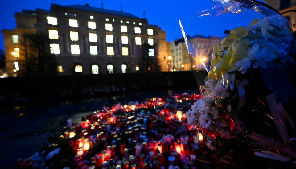 Blomster og lys er satt ut ved Karlsuniversitetet i Praha etter masseskytingen torsdag. Blomster og lys er satt ut ved Karlsuniversitetet i Praha etter masseskytingen torsdag. Foto: Denes Erdos / AP / NTB