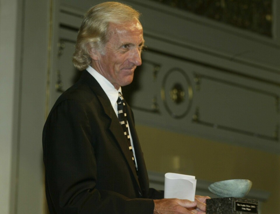 Journalist John Pilger er død, 84 år gammel. Her fra da han fikk Sofie-prisen i 2003. Journalist John Pilger er død, 84 år gammel. Her fra da han fikk Sofie-prisen i 2003. Arkivfoto: Morten Holm / NTB