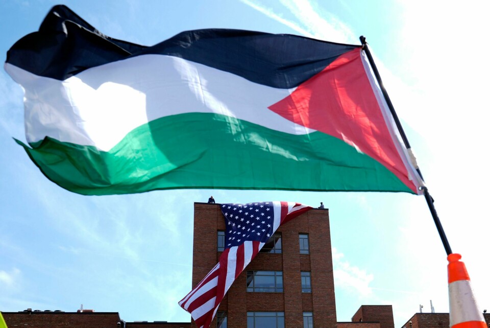 Et palestinsk og amerikansk flagg på George Washington University i Washington. Et palestinsk og amerikansk flagg på George Washington University i Washington. Foto: Susan Walsh / AP / NTB