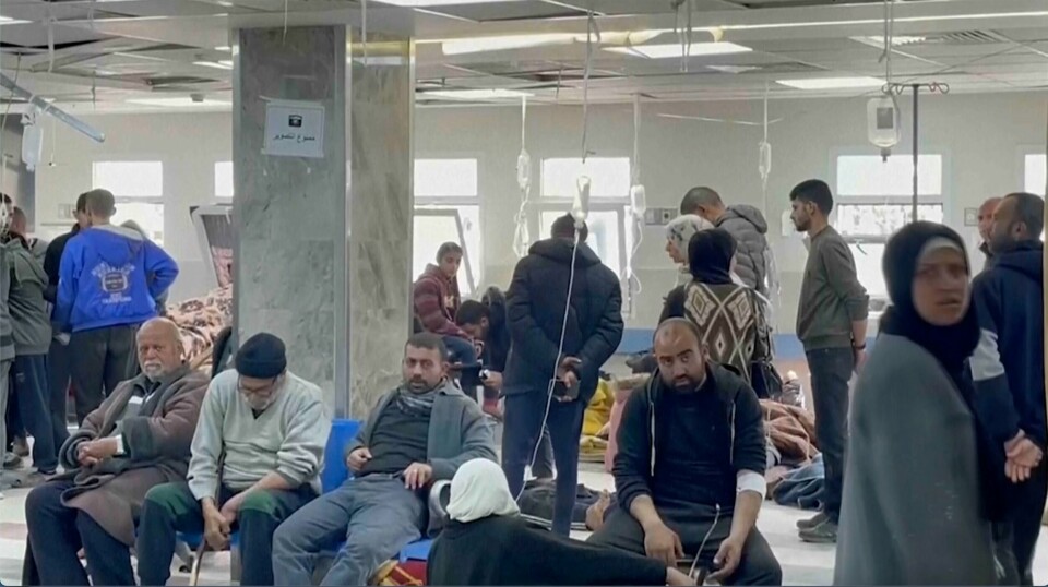 Sårede pasienter på Shifa-sykehuset i slutten av februar. Sårede mennesker på Shifa-sykehuset torsdag. Ifølge lokale helsemyndigheter ble rundt 700 personer såret i et israelsk angrep mot en menneskemengde som ventet på nødhjelp i Gaza by samme dag. Minst 104 personer meldes å være drept. Foto: AP / NTB