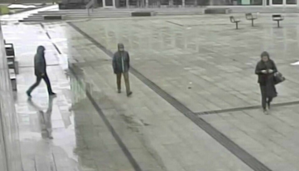 Politiet gikk i juli ut og sa at de ønsket å komme i kontakt med mannen med hette midt i bildet.