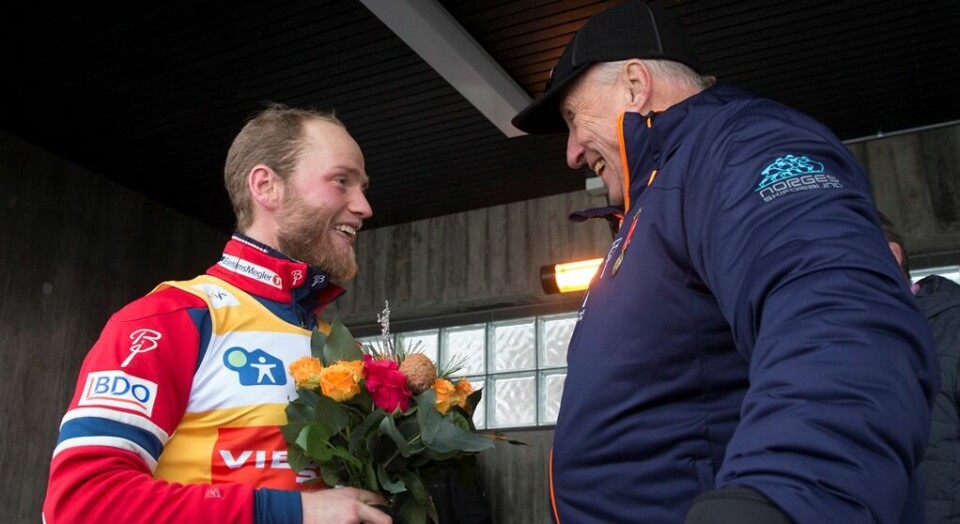 Vinterens ukronede langrennskonge Martin Johnsrud Sundby og Norges kronede konge, kong Harald, så ut til å ha en hyggelig prat etter at Sundby fra Holmenkollens nabolag hadde vunnet femmila lørdag. FOTO: TERJE BENDIKSBY/NTB SCANPIX Vinterens ukronede langrennskonge Martin Johnsrud Sundby og Norges kronede konge, kong Harald, så ut til å ha en hyggelig prat etter at Sundby fra Holmenkollens nabolag hadde vunnet femmila lørdag. FOTO: TERJE BENDIKSBY/NTB SCANPIX